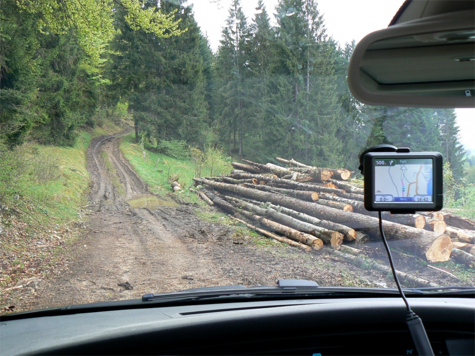 Me voil&agrave; pr&ecirc;t &agrave; partir pour livrer le Wherry. Je suis en pleine ill&eacute;galit&eacute; (hou !) car si la coque ne d&eacute;passe pas le pare-choc avant, elle d&eacute;passe tr&egrave;s clairement de plus de 80 cm celui de l'arri&egrave;re. 