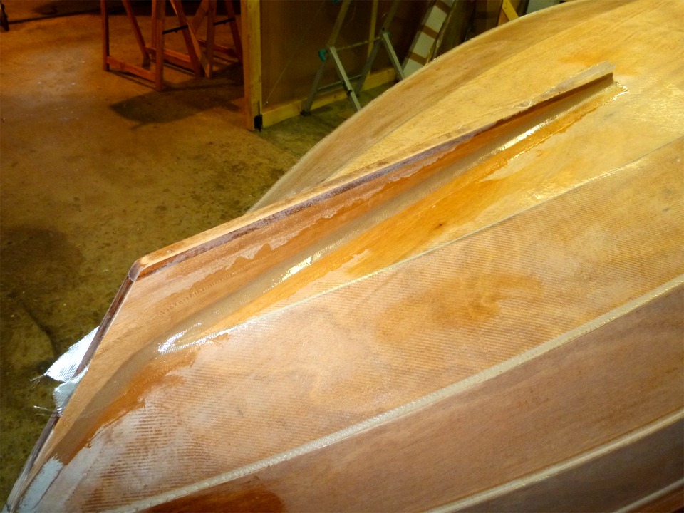 Je commence par passer au pinceau une couche fra&icirc;che d'&eacute;poxy, j'applique les bandes de fibre, et je les sature d'&eacute;poxy au pinceau. 