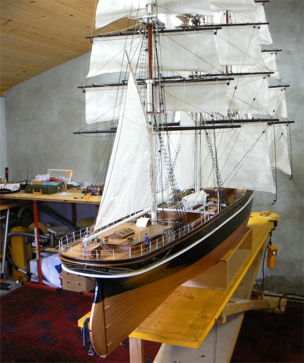 Mais non, Jean-Claude décida de construire ça ! 3 mètres de long, 30 ans de construction, car le modèle est navigant et toutes les voiles peuvent être envoyées, carguées et brassées par radiocommande.