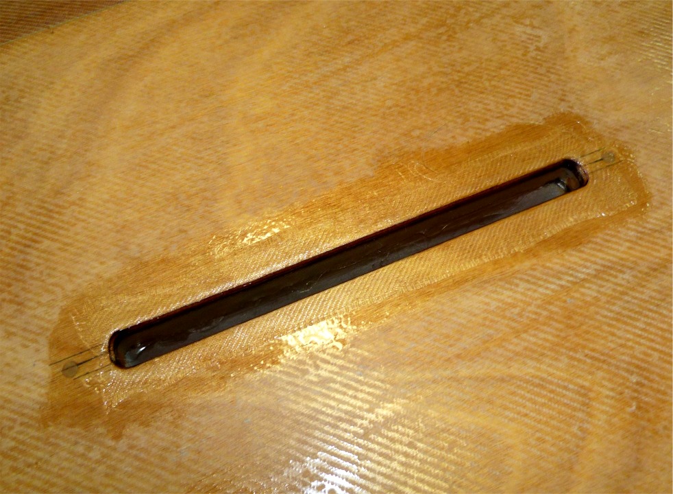 J'ai aussi pos&eacute; deux petites bandes de fibre de verre sur l'ouverture du puits de d&eacute;rive. 