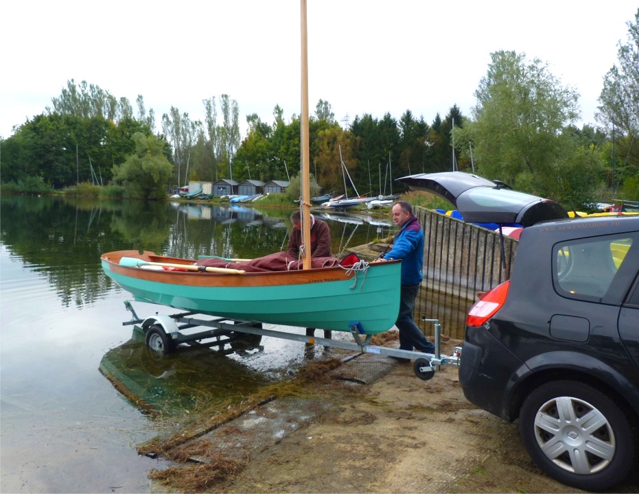 Le rendez-vous avait &eacute;t&eacute; pris depuis une dizaine de jours et je guettais chaque jour l'&eacute;volution d'une m&eacute;t&eacute;o d&eacute;ja tr&egrave;s automnale, mais au dernier moment, la pluie promise s'est &eacute;loign&eacute;e et nous avons m&ecirc;me eu un beau soleil dans l'apr&egrave;s-midi (visible surtout sur les superbes photos de Pierre), le tout avec un petit vent de force 1 &agrave; 2. Sur cette image, Ronan m'assiste pour les derniers pr&eacute;paratifs avant la premi&egrave;re mise &agrave; l'eau de Silmaril. Ronan a aussi fait une s&eacute;rie de photos magistrales, comme &agrave; chaque fois ! 