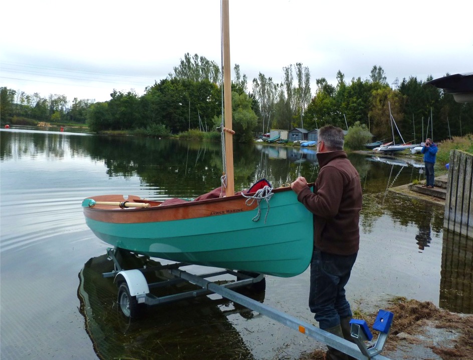 Je soul&egrave;ve l'avant de Silmaril et le pousse vers l'arri&egrave;re en le faisant glisser sur la sangle qui est son seul support avec le "V" de l'avant sur cette remorque toute simple. 