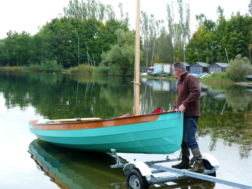 Et &ccedil;a y est, il flotte ! C'est la toute premi&egrave;re fois qu'il va dans l'eau, j'ai r&eacute;ussi &agrave; ne pas tricher bien que l'envie de faire un "pr&eacute;-lancement" m'ait fortement travaill&eacute;, car le bateau est navigable depuis le Grand Pavois. Pour l'instant seul l'arri&egrave;re est dans l'eau, je dois encore lib&eacute;rer le brion de la sangle, et en douceur pour ne pas toucher la traverse ou le timon qui sont en dessous. 