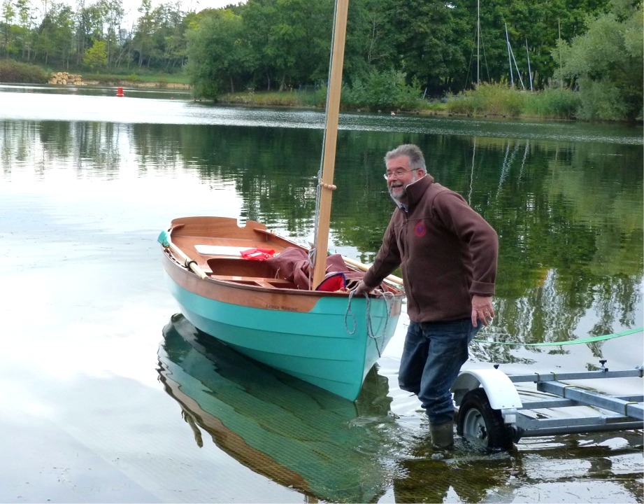 On voit que le seul poids de la voile r&eacute;ussit &agrave; faire g&icirc;ter Silmaril l&eacute;g&eacute;rement. Sa flottaison est dessin&eacute;e pour un d&eacute;placement de 404 kg en charge, et il n'en p&egrave;se donc pour l'instant que 115 &agrave; peu pr&egrave;s (98 kg de coque et 17 kg de bazar mobile : d&eacute;rive, gouvernail, gr&eacute;ement, avirons et mat&eacute;riel de s&eacute;curit&eacute;). 