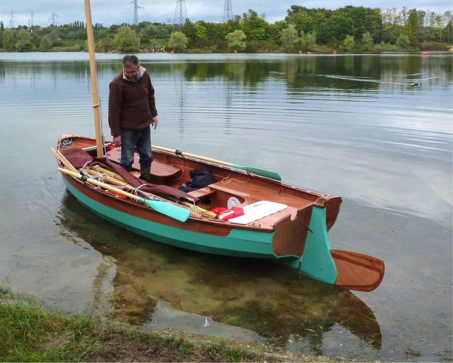 Je suis mont&eacute; &agrave; bord (enfin !) et je teste l'&eacute;quilibre de la coque non ballast&eacute;e : en effet, j'ai pour l'instant laiss&eacute; ferm&eacute;s les nables des deux r&eacute;servoirs et Silmaril p&egrave;se encore le poids d'un d&eacute;riveur comme un Finn (qui doit peser 116 kg minimum pour la coque et la d&eacute;rive). Il va doubler celui-ci avec les 100 litres des ballasts. 