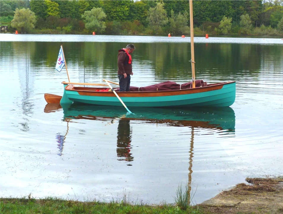 J'ai ouvert les deux bouchons des nables des r&eacute;servoirs de ballast et l'eau est en train d'inonder les deux compartiments de 50 litres. L'enfoncement n'est gu&egrave;re perceptible, mais le comportement du bateau s'assagit avec l'inertie additionnelle. 