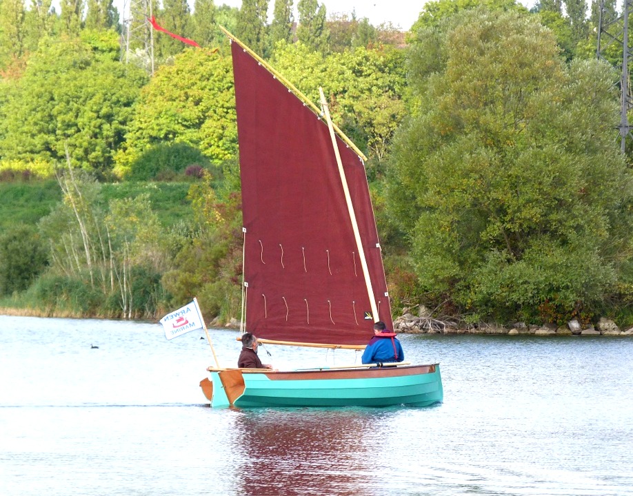 Nous sommes assez d&eacute;gag&eacute;s des turbulences caus&eacute;es pas les arbres du rivage et le vent augmente un peu. Silmaril prend une petite g&icirc;te et se cale progressivement sur son bouchain assez peu marqu&eacute;. 