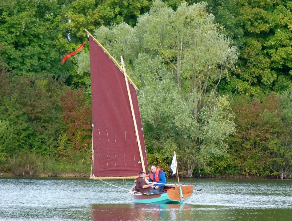 Ca y est, nous avons trouv&eacute; un peu de vent et Silmaril commence &agrave; bouger. La misaine est un peu trop &eacute;tarqu&eacute;e, on voit un pli entre le point d'amure et le milieu de la vergue. 