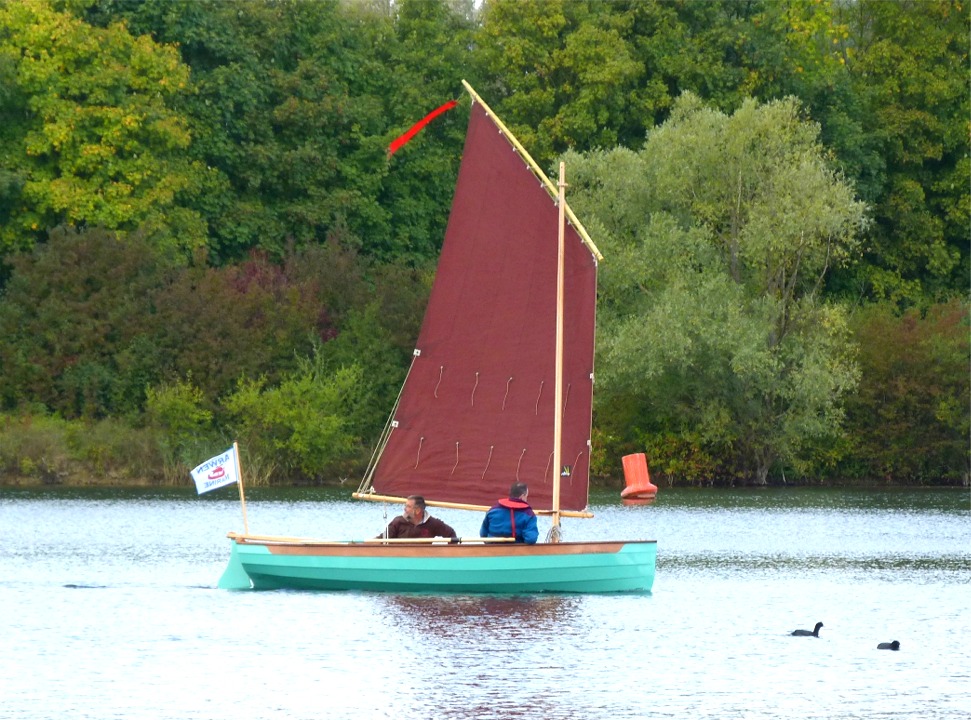 Un peu difficile &agrave; dire dans si peu de vent, mais cela se confirmera dans les ris&eacute;es un peu plus tard : le bateau est tr&egrave;s doux &agrave; la barre et ne devient pas fortement ardent dans les coups de g&icirc;te. Si on lache la barre, il vient dans le vent en douceur quelle que soit l'allure. Nous avons un peu molli le palan d'amure et le pli a disparu. 