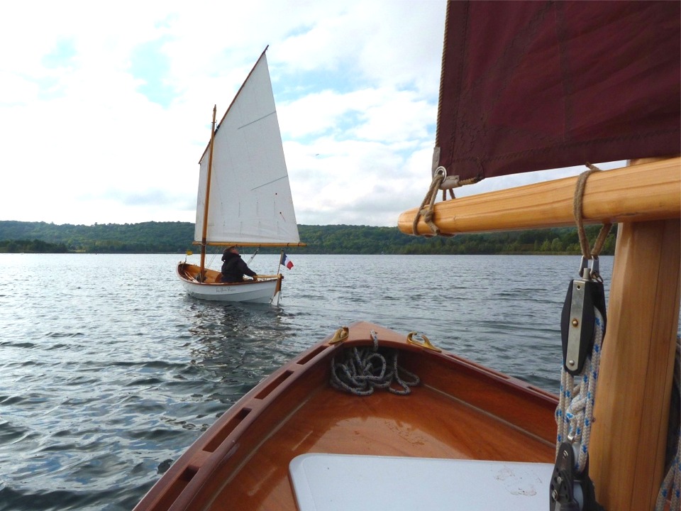 Nous poursuivons G&eacute;rard et nous doublons tour &agrave; tour. G&eacute;rard dispose de plus de surface de toile pour son d&eacute;placement : il a 6 m2 pour 135 kg (il n'a pas ballast&eacute; par ce petit temps) et nous avons 9 m2 pour 280 kg (ballast&eacute;), soit 22.5 kg/m2 pour le Skerry contre 31.1 kg/m2 pour le Silmaril. Nous sommes tout de m&ecirc;me nettement avantag&eacute;s par notre plus grande longueur de flottaison et par notre inertie sup&eacute;rieure, ce qui nous permet de "gratter" le Skerry r&eacute;guli&egrave;rement. 