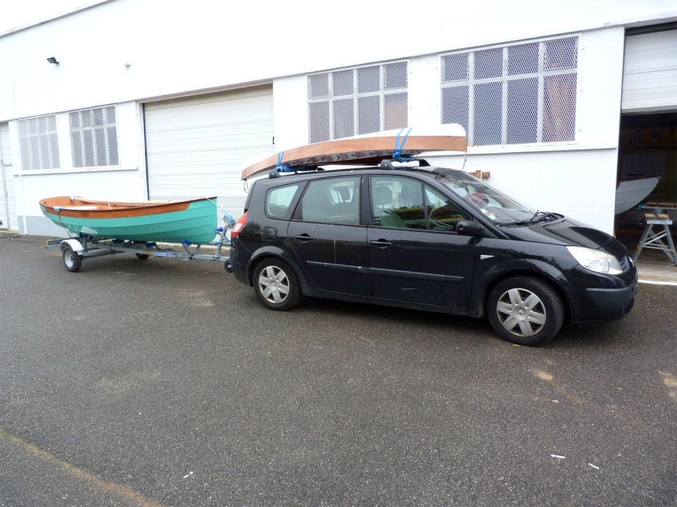 En ce jeudi 24 octobre 2013, j'ai chargé mon Wood Duck 10 sur les barres de toit et Silmaril sur sa remorque, car je pars à Saint-Valéry sur Somme pour tester Silmaril dans l'eau salée (sa première fois en mer !) et faire de jolies zimages. Le Wood Duck servira à Pierre de "chase boat" (bateau rapide, servant à poursuivre les bateaux à photographier). 