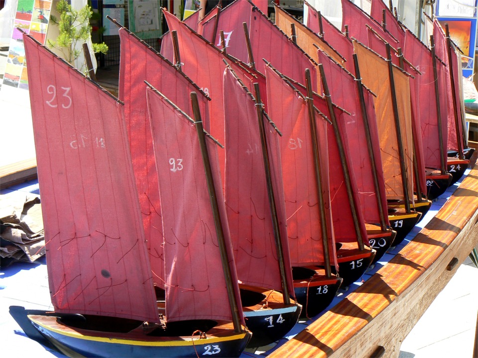 Une autre flottille de taille plus modeste : les jolis petits sinagots fabriqués par le CAT du Moulin Vert d'Arzon, qui naviguent pour les enfants sur le "Bassin du Vent" 