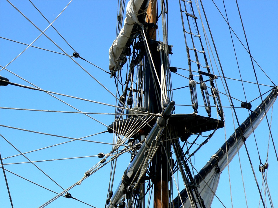 Gros plan sur le gr&eacute;ement de grand m&acirc;t du "Phoenix".