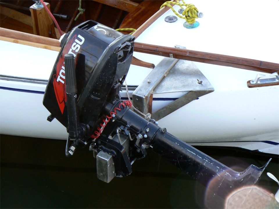 Détail astucieux sur un bateau à arrière pointu : cette chaise de moteur amovible réalisée sur mesure en inox. 