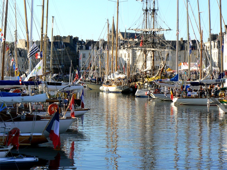 Vue du bassin avec la flottille "Belle Plaisance". 