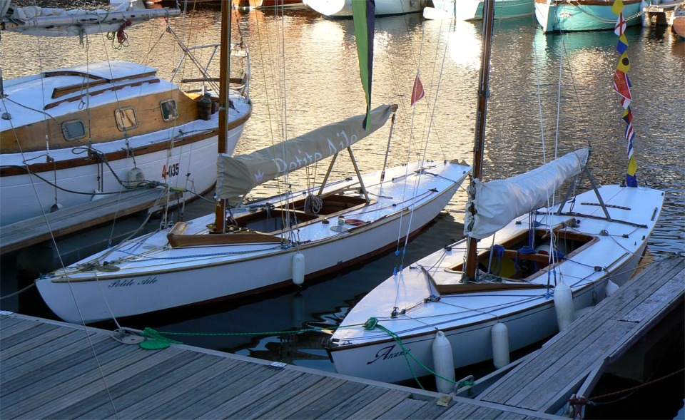 Deux Ailes, quillards de régate du Cercle Nautique de Chatou (devenu depuis le Yacht Club de l'Ile de France), introduits à 60 exemplaires en 1929 en provenance du chantier finlandais Abö, pour remplacer le monotype de Chatou, au lieu des Stars prévus, dont le Cercle de la Voile de Paris n'avait pas voulu ouvrir le monopole qu'il détenait. 