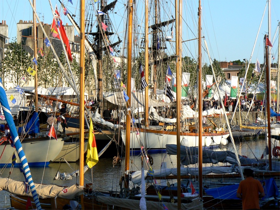 "Ninita" à couple de "Phoenix". Le tirant d'eau de 3 m de "Ninita" était très limite pour le bassin de Vannes : elle eut toutes les peines du mondes à s'extraire de l'embrasse du fond de vase le lendemain pour quitter son amarrage. 