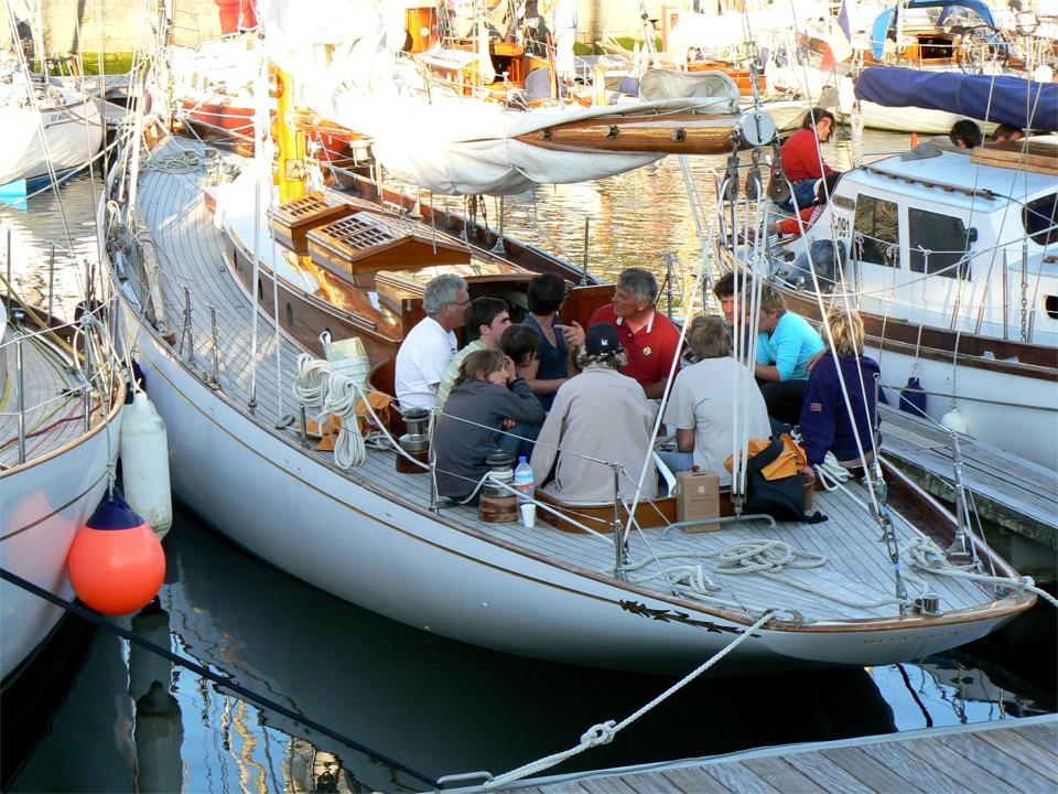 Moment de convivialité dans le cockpit de "Merry Dancer", un plan Fife construit en 1934. 