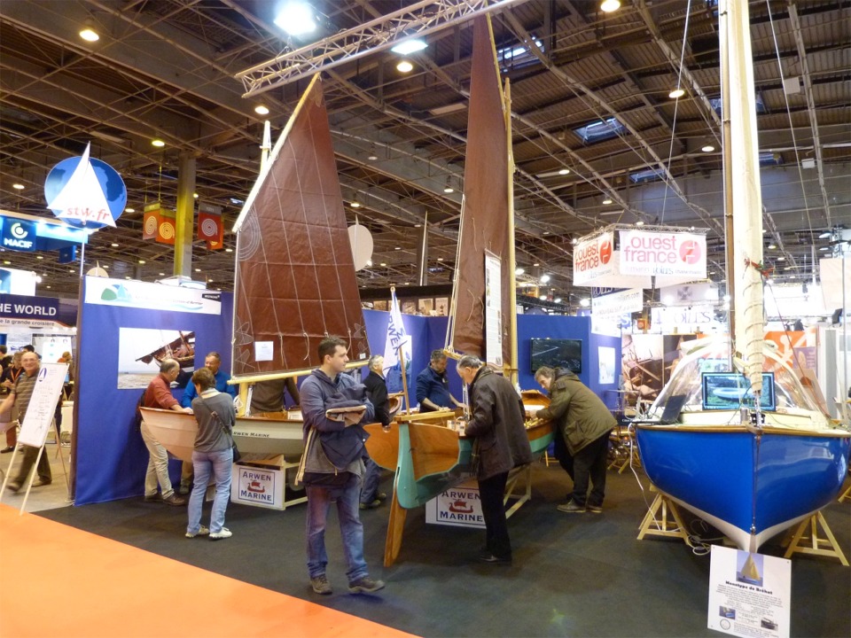 Ce stand est l'un des trois stands des voiliers bretons : nous sommes sur le stand des C&ocirc;tes d'Armor, et il y a aussi celui du Morbihan et celui du Finist&egrave;re. 