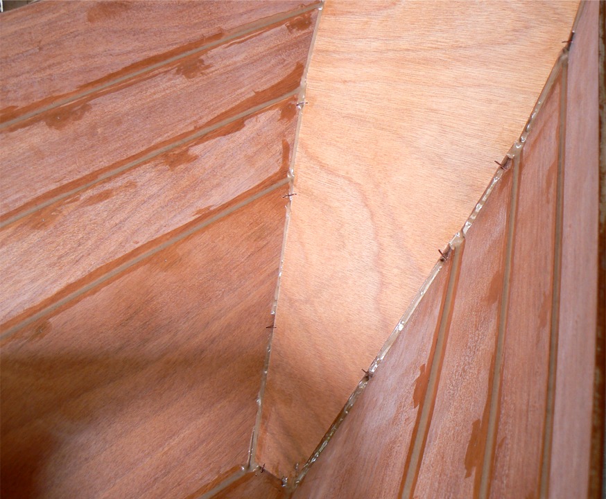 Gros plan sur l'intérieur du tableau arrière : j'ai d'abord rempli les joints en pointillé entre les sutures sur les bords du tableau, et je repasserai pour finir les joints. 