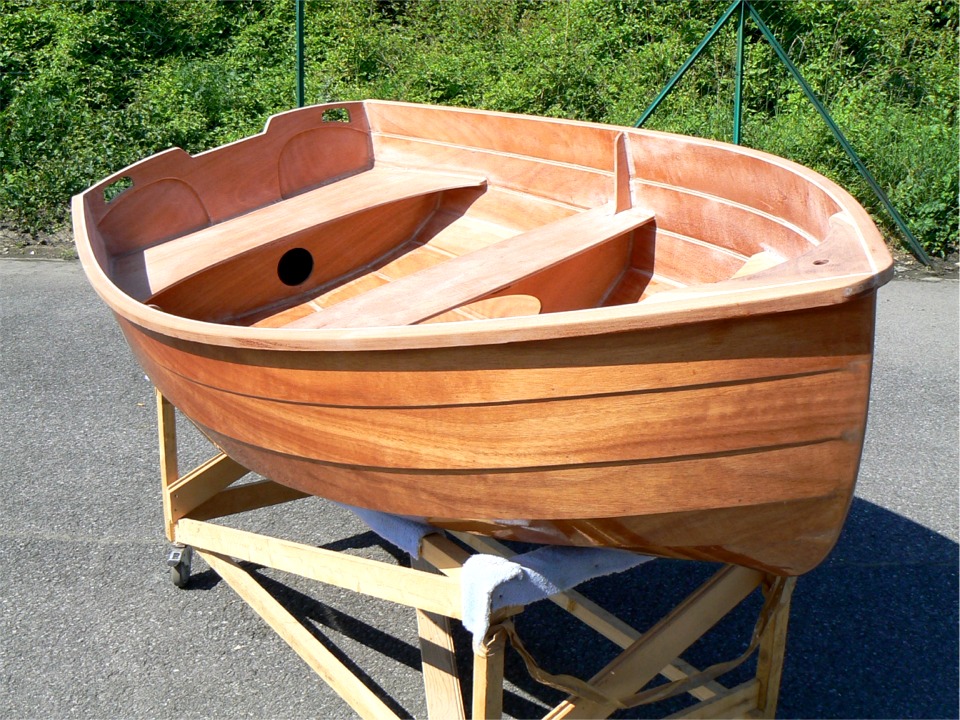 On voit ici l'emplacement de la trappe &agrave; joint torique du compartiment arri&egrave;re, sous le si&egrave;ge, ainsi que les poign&eacute;es de part et d'autre en haut du tableau qui donnent une bonne prise pour porter le Youyou (&agrave; l'avant, on passe la main dans la guirlande).