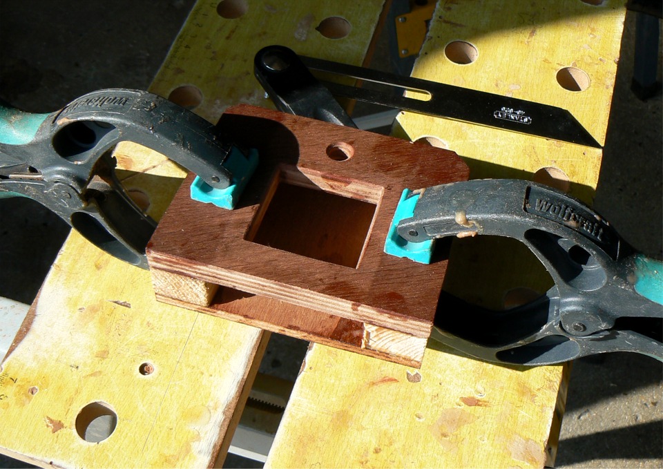 J'ai &eacute;galement coll&eacute; ensemble les &eacute;l&eacute;ments du pied de m&acirc;t. J'ai mis une plaque qui viendra doubler la sole afin d'&eacute;viter de l'endommager avec le talon du m&acirc;t en cas de fausse manoeuvre.