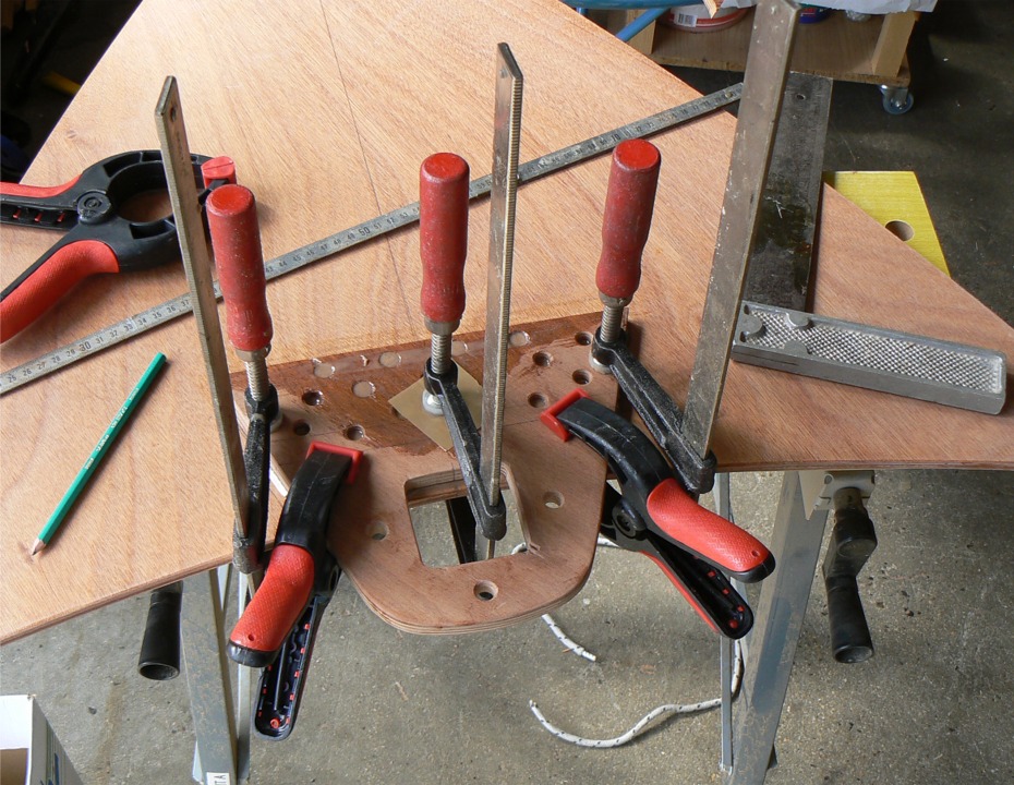 Collage de l'&eacute;tambrai sur la face inf&eacute;rieure du dessus du compartiment avant. L'&eacute;poxy remonte comme pr&eacute;vu par les trous d'all&egrave;gement... 