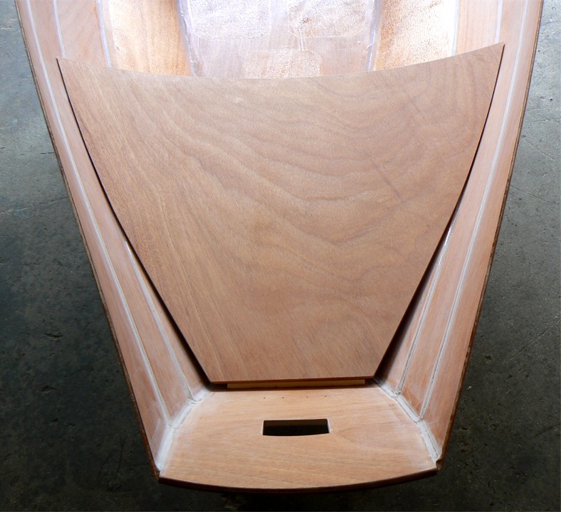 Du fait que j'ai changé l'angle du dessus du caisson étanche arrière (je l'ai remonté au delà de l'horizontale) il est trop fin et trop court du coté du tableau arrière. J'ai fixé un petit tasseau sur le tableau (on le voit mieux photo suivante) pour le soutenir et je ruserai pour cacher l'hénaurme joint d'époxy chargée que je vais devoir mettre à cet endroit pour assurer l'étanchéité. 