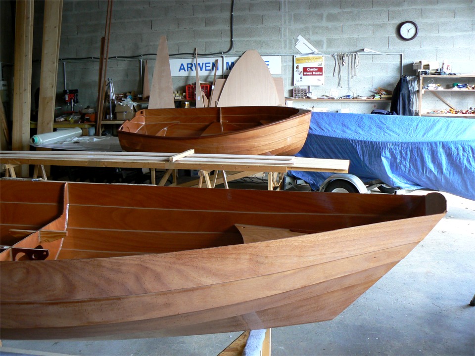 Sur la table entre le Doris 12 et le Youyou, je suis en train de coller les scarfs des bordés 1 et 2 du PassageMaker que je vais construire pour Alain. Cette construction va être intéressante, car il s'agit d'un modèle démontable, qui sera gréé au tiers.