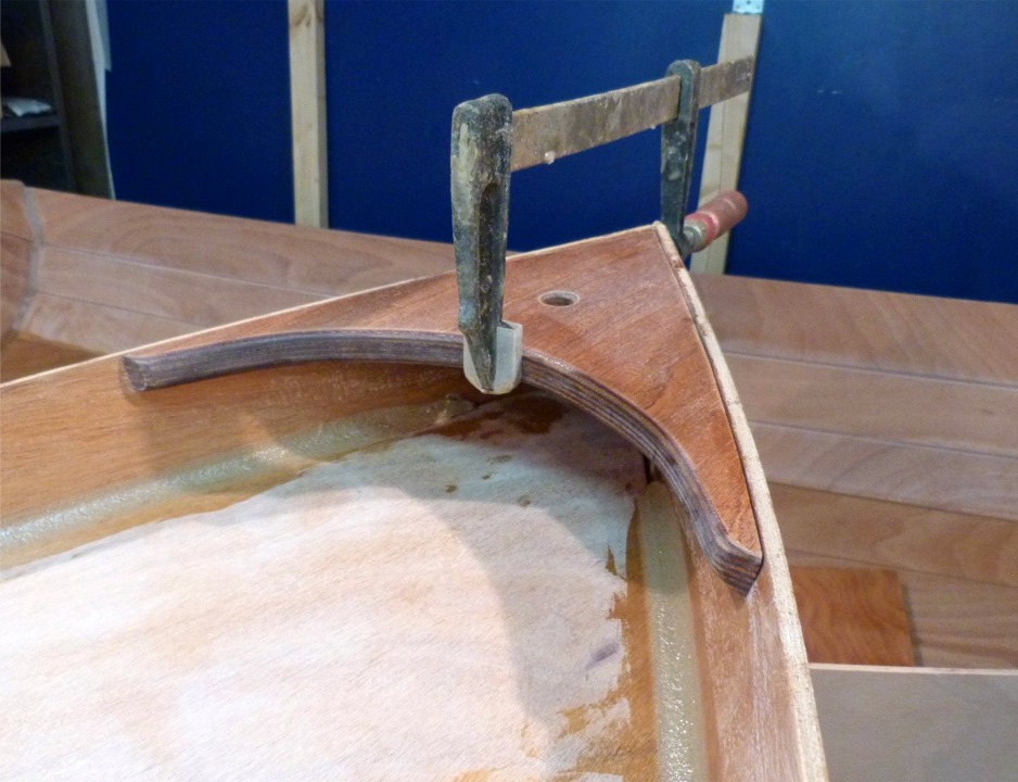 Avant d'installer le pontage avant, j'ai remis en place la guirlande afin de conserver l'angle de l'ouverture de l'&eacute;trave. Du coup, je n'ai pas pu acc&eacute;der jusqu'au bout pour faire les joints-cong&eacute;s, et je les terminerai plus tard, lorsque l'&eacute;poxy aura durci : je d&eacute;poserai la guirlande afin d'avoir le champ libre, avant de la remonter d&eacute;finitivement. 