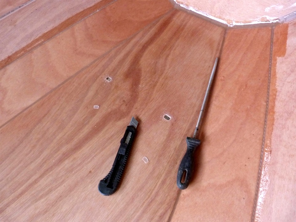 Je profite d'une &eacute;claircie pour sortir la Prame d'Eastport afin de poncer l'ensemble de la surface stratifi&eacute;e. Auparavant, je coupe le tissu de verre sur les mortaises des cloisons et du puits de d&eacute;rive, et je "finis" le bord des ouvertures &agrave; la lime queue de rat.