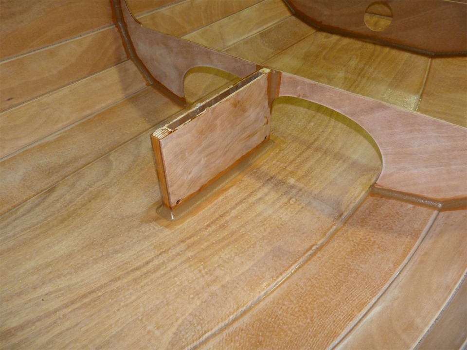 Dans notre dernier &eacute;pisode, nous avions re-sutur&eacute; en place les cloisons et la membrure centrale de la Prame d'Easport. J'ai ensuite coll&eacute; en place le puits de d&eacute;rive. On commence par un montage "&agrave; sec" : le puits est fix&eacute; par deux vis &agrave; travers la sole et une &agrave; travers la membrure centrale. On d&eacute;monte, on encolle tous les chants, on remonte et on termine en faisant les joints-cong&eacute;s dans tous les angles.