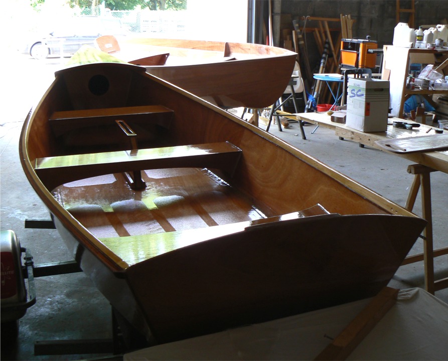 Je me suis enfin décidé à rafraîchir le vernis du Jimmy Skiff : afin de l'exposer au Grand Pavois de La Rochelle en 2008, je m'étais contenté de 4 couches de vernis faute de temps pour en faire plus. J'ai fait un petit ponçage et je prévois de passer 4 nouvelles couches partout afin d'obtenir une bonne protection UV. 
