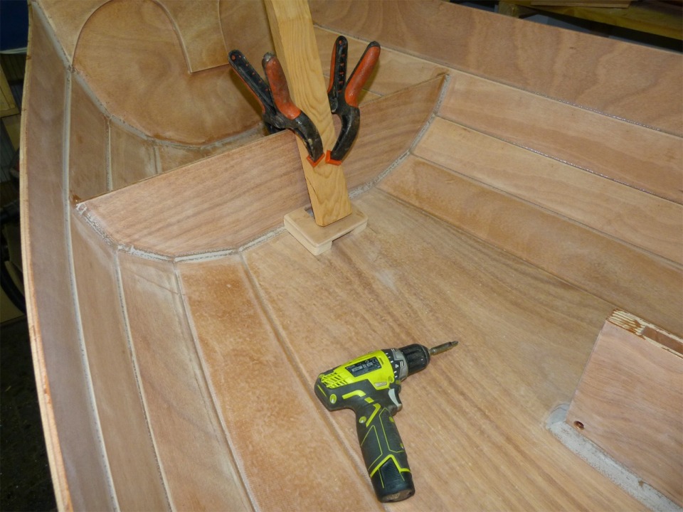 Je viens de faire un premier montage "&agrave; sec" (sans colle) du pied de m&acirc;t de la Prame d'Eastport. Le bout de tasseau tenu avec deux pinces sur la cloison avant appuie sur le pied de m&acirc;t et m'a permis de le visser sans assistant pour le tenir en place. 