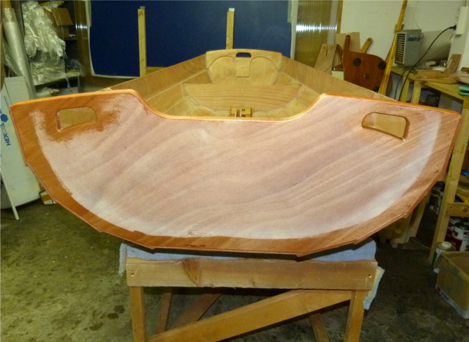 Sur la prame, j'ai aussi bouch&eacute; les petites fentes entre le tableau arri&egrave;re et les extr&eacute;mit&eacute;s des bord&eacute;s et fait des retouches d'&eacute;poxy claire aux endroit que j'avais ponc&eacute;s un peu fort, comme les poign&eacute;es et le haut du tableau. 