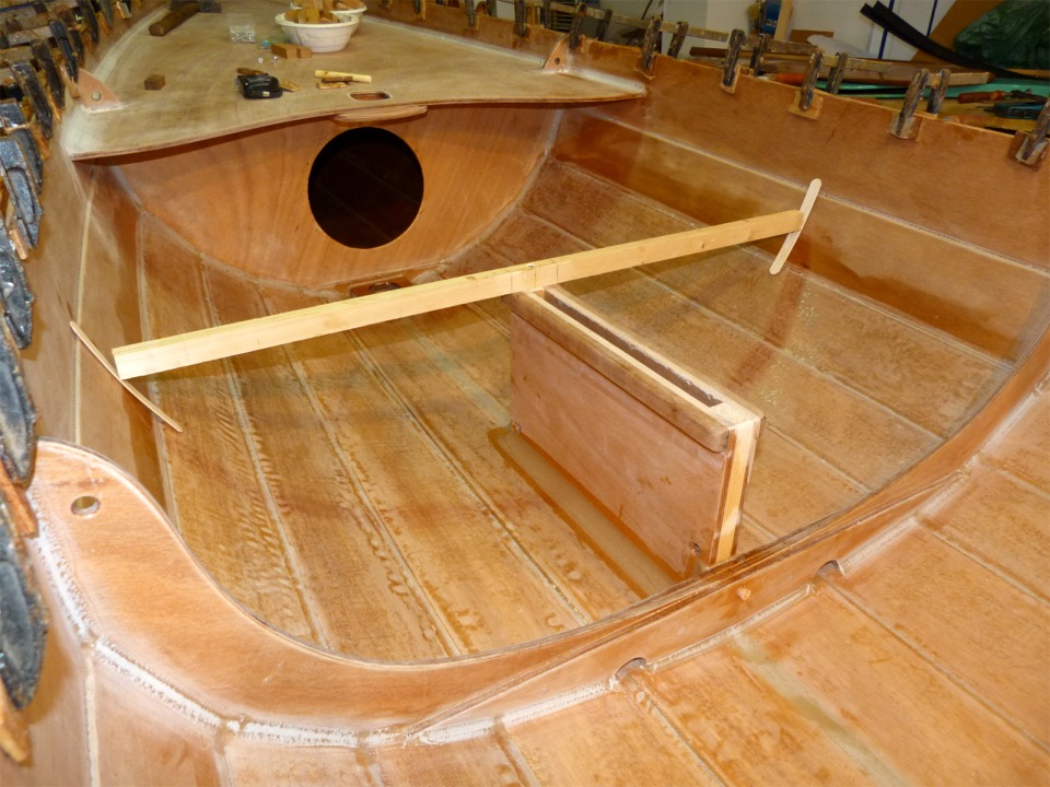 Collage du puits de d&eacute;rive : les b&acirc;tons d'eskimo ratrappent le jeu &agrave; chaque extr&eacute;mit&eacute; du tasseau de centrage en poussant sur le bord&eacute; de chaque bord afin de centrer le tasseau et donc le puits de d&eacute;rive. 