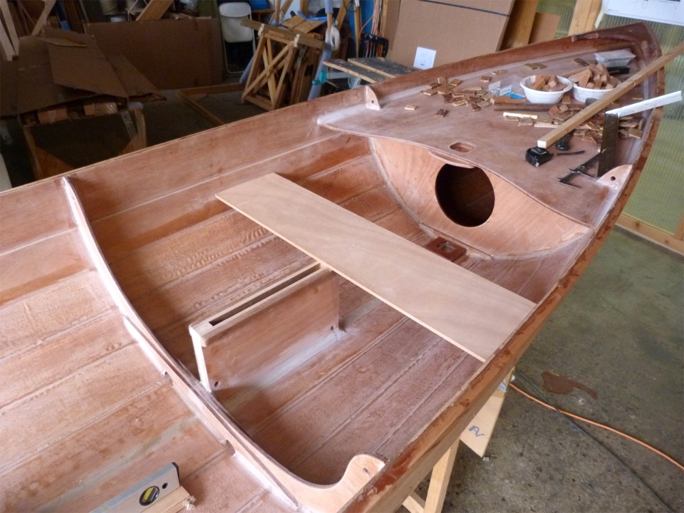 Apr&egrave;s le durcissement de l'&eacute;poxy du gros joint-cong&eacute; au pied du puits de d&eacute;rive, j'ai fait un petit pon&ccedil;age et je d&eacute;coupe le banc qui tiendra le puits de d&eacute;rive sur l'avant. 