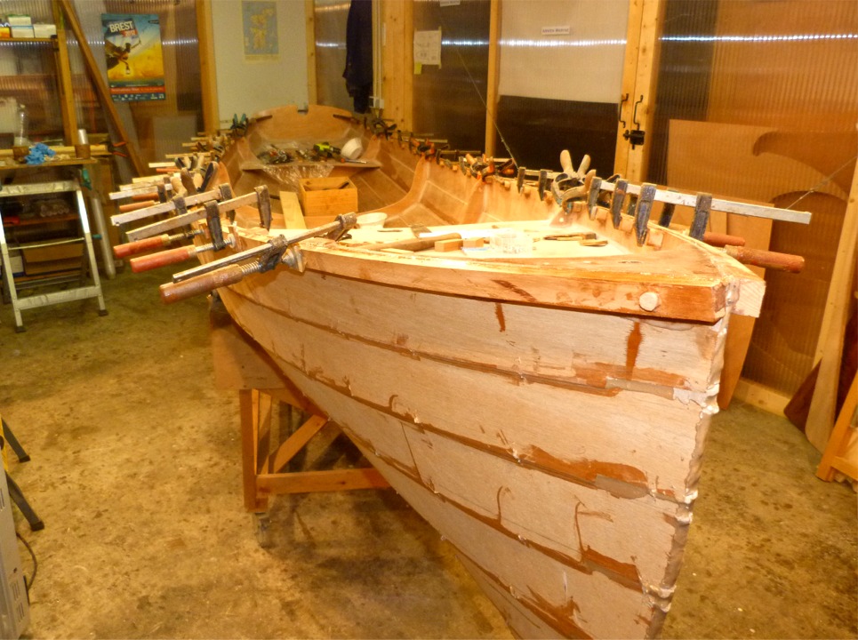 Ouf, toutes les cales sont coll&eacute;es ! Ca a &eacute;t&eacute; si long que j'ai du jeter et remixer de l'&eacute;poxy deux fois pendant l'op&eacute;ration. 