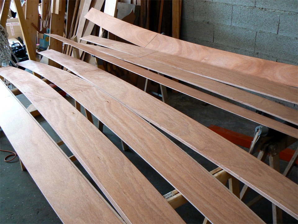 Le travail sur le PassageMaker continue en douceur pendant toute cette agitation sur les autres bateaux : je viens de passer une couche de saturation d'époxy "claire" afin de "fixer" la surface des 8 bordés (et de la sole, invisible ici). 
