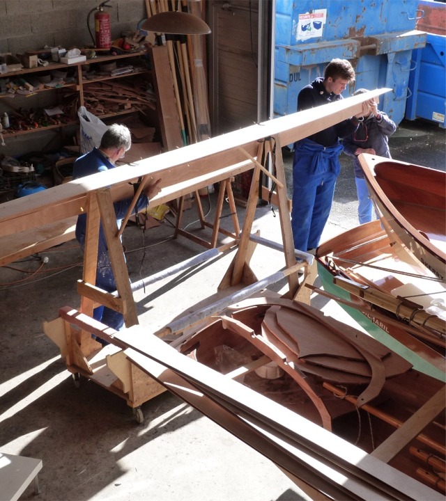 Au premier plan, on aper&ccedil;oit les pi&egrave;ces transversales (cloisons, membrures et tableau) et les virures en attente pos&eacute;es sur l'autre Yole de Chester. 