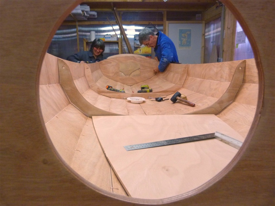 Cadrage audacieux &agrave; travers l'une des deux ouvertures des trappes rondes de la cloison avant. 