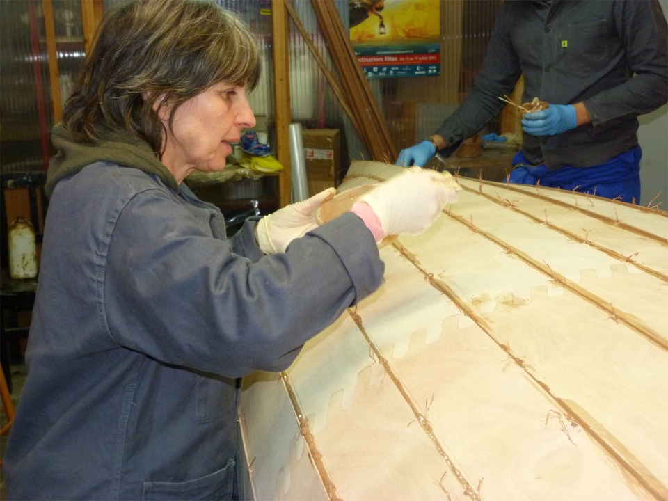 Nous utilisons une &eacute;poxy un peu plus fluide que celle des joints-cong&eacute;s de l'int&eacute;rieur afin qu'elle coule au fond des joints. 