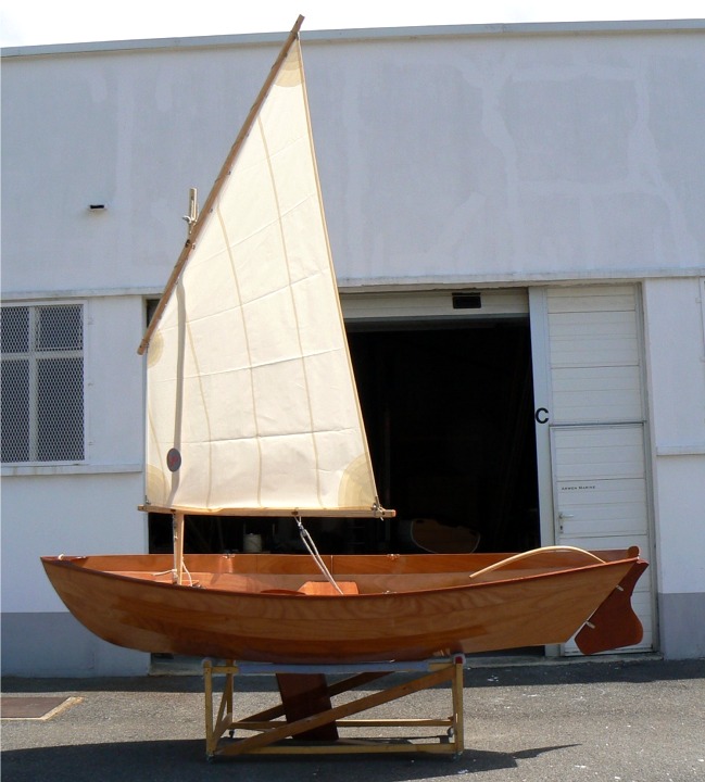 Pour les détails du gréement, je reprends les solutions que j'ai mises au point sur la Prame d'Eastport : la voile est amurée sur la bôme et celle-ci est tenue par un petit palan d'amure le long du mât. 
