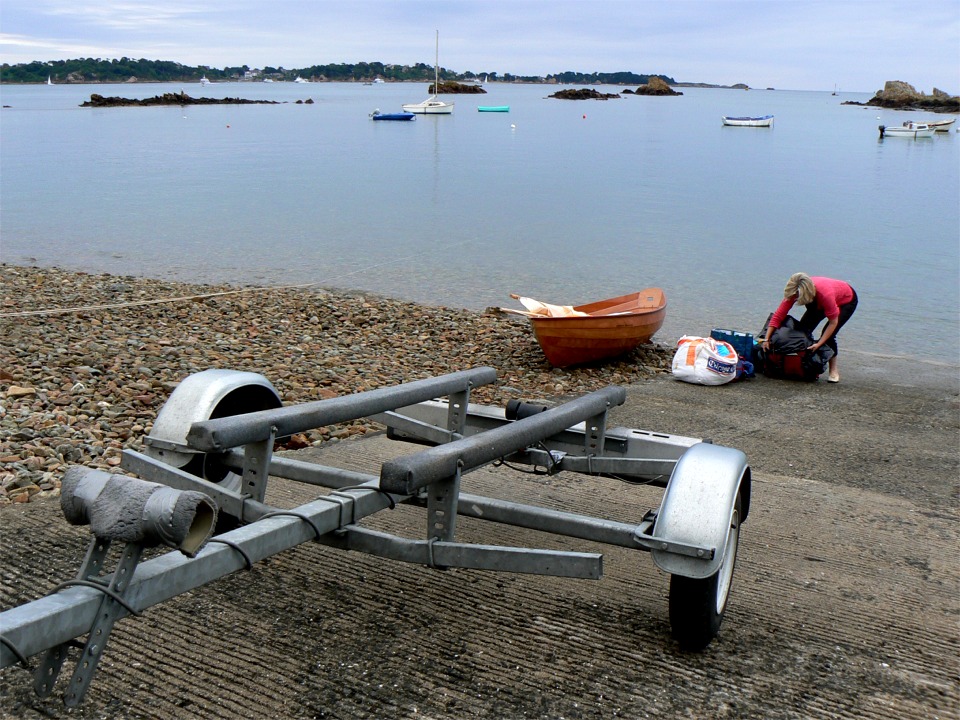 D&eacute;chargement sur la cale de mise &agrave; l'eau de la pointe de l'Arcouest. La mer est d'huile pour ce premier contact du doris avec l'eau. 