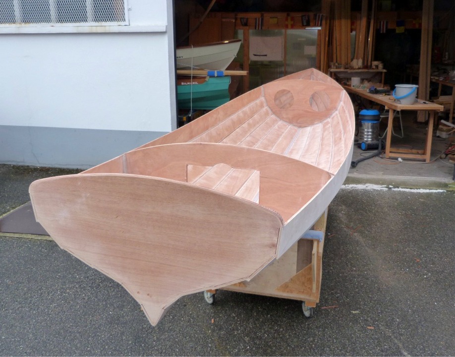 En vue de la stratification int&eacute;rieure, nous pon&ccedil;ons les nouveaux joints et toute la surface int&eacute;rieure. 