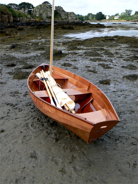 La petite voile tient facilement à l'intérieur du Doris 12 grâce à ses espars courts. J'ai oublié de faire une photo avec le mât baissé et posé sur le "cavalier" qui le cale sur le liston. 