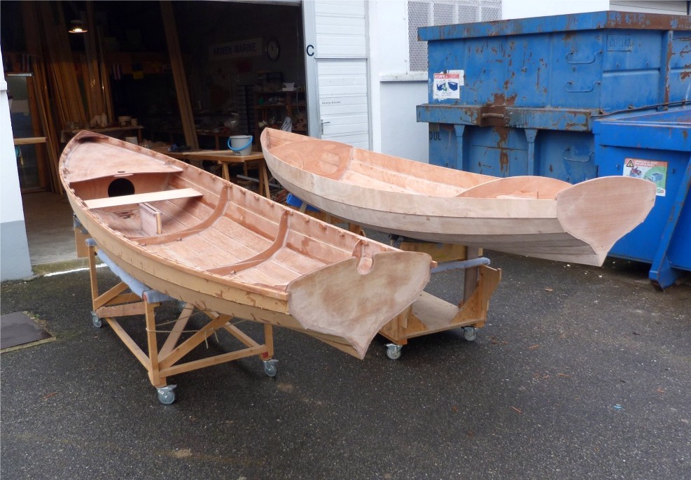 Nous sortons la Yole de Chester "standard", &agrave; droite sur l'image, pour comparer les deux bateaux. La diff&eacute;rence essentielle entre les deux bateaux est &agrave; l'arri&egrave;re : la yole standard n'a qu'un petit caisson d'environ 35 litres sous le si&egrave;ge (invisible sur l'image) alors que celui de la yole de Pierre a une capacit&eacute; d'envion 180 litres. Notez aussi que la d&eacute;coupe du trou de godille symbolique n'a pas &eacute;t&eacute; faite dans le tableau de la yole de Pierre, alors que je l'ai agrandie pour pouvoir l'utiliser r&eacute;ellement sur la yole de gauche. 