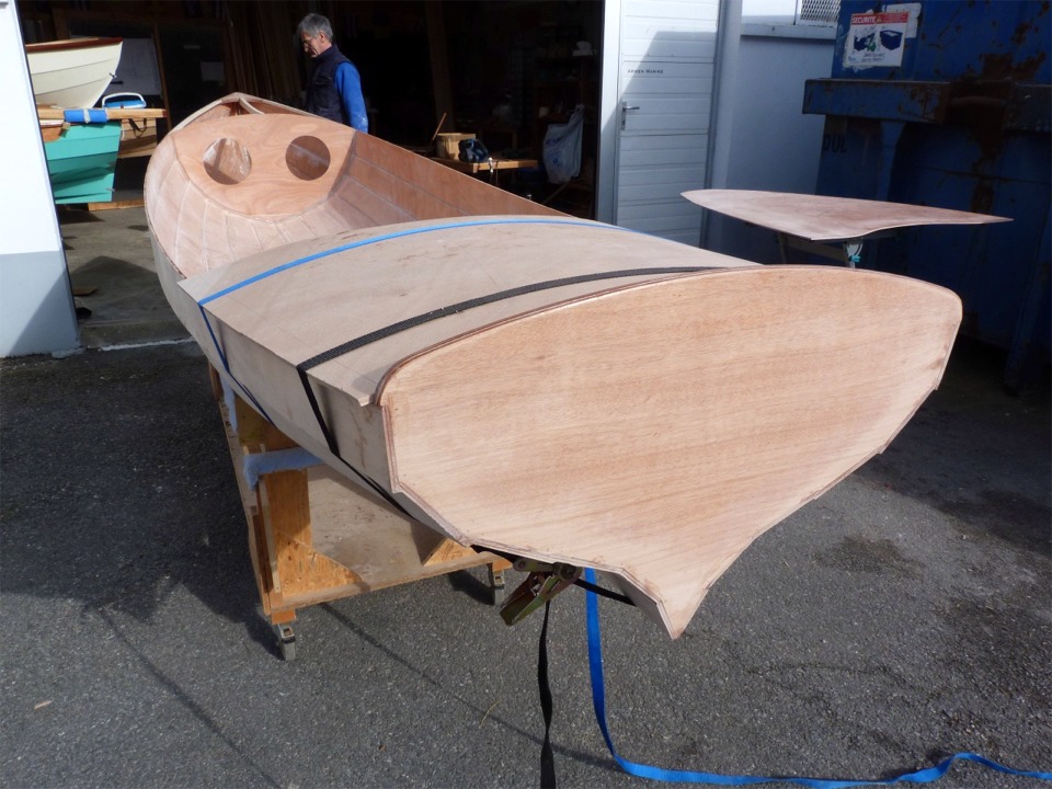 Le pontage arri&egrave;re en place permet de visualiser l'importance du volume de ce caisson. 