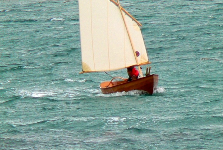 Un petit bord de largue pour confirmer que le Doris 12 ne peut pas planer à cause de l'étroitesse de sa carène sur l'arrière. Plus il accélère, plus on a l'impression que l'arrière s'enfonce car la hauteur de la vague arrière augmente. 