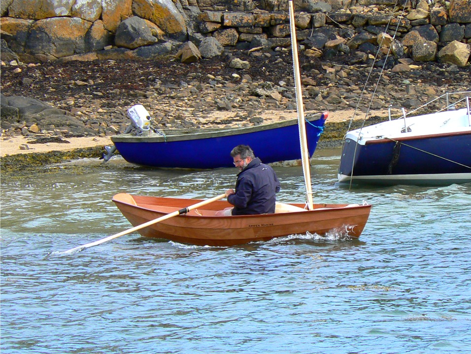 Je profite d'un moment de calme entre deux coups de vent pour essayer l'aviron. La vague d'étrave n'est pas chiquée, elle montre bien la vitesse que l'on obtient en quelques coups d'aviron. Les doris sont d'abord des bateaux d'aviron, avec la finesse du bas de leur carène. 